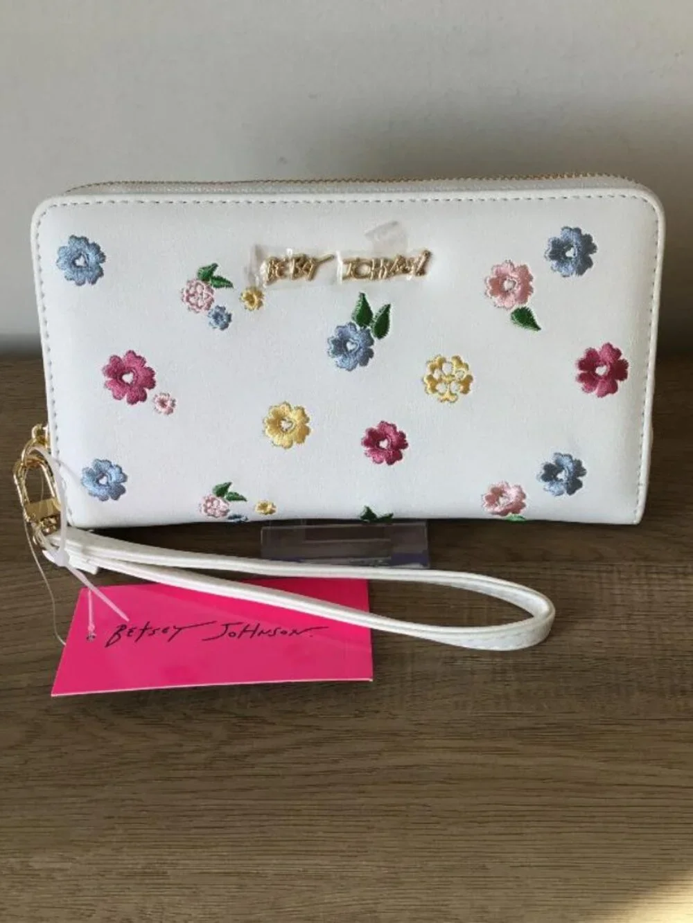 Betsey Johnson NWT Floral Embroidered White Zipper Wristlet Clutch - Picture 1 of 7